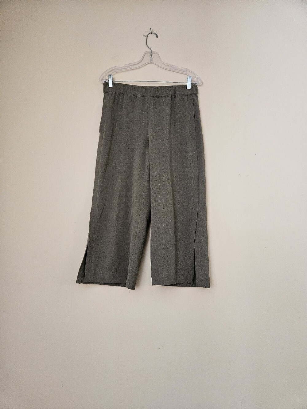 White House Black Market Wide Leg Cropped Pants in Olive Green, Size 4